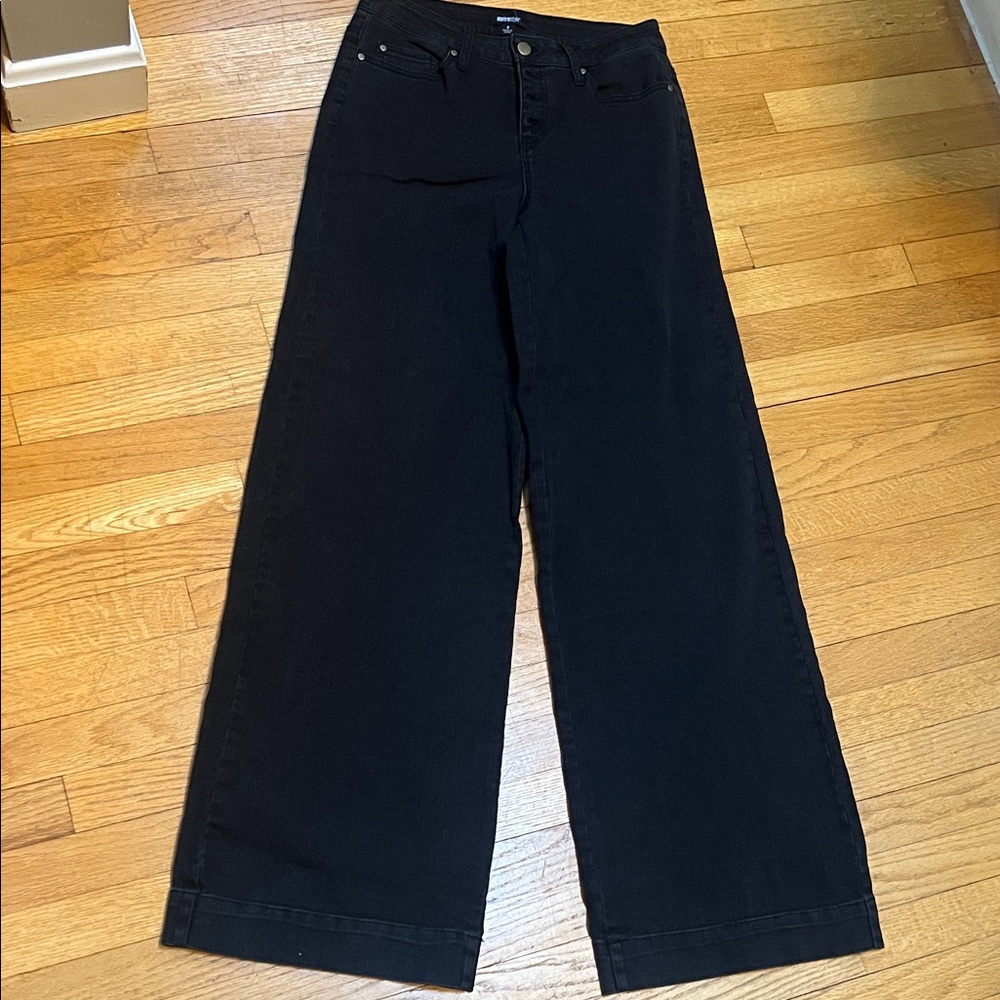 NWOT size 8 button fly Women's Black Wide-Leg Jeans with great stretch